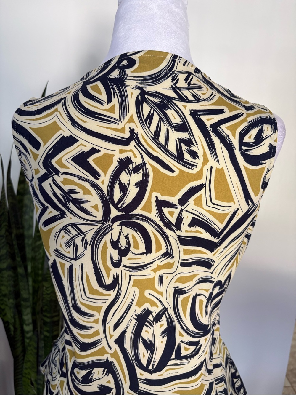 🎾Abstract Ruffle Sleeveless Blouse - Picture 6 of 10